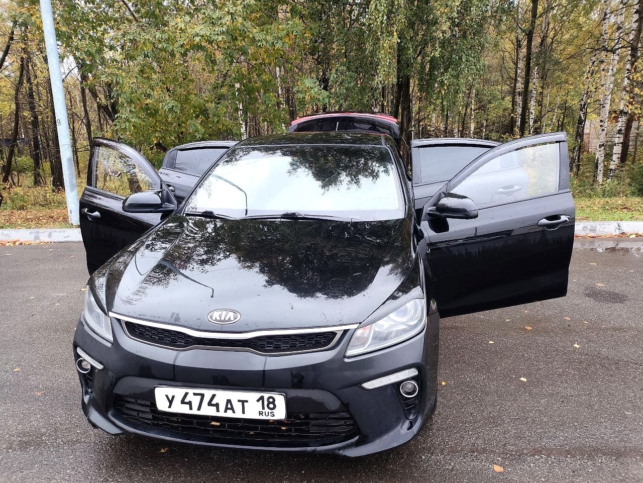 Автомобиль KIA Rio с открытыми дверями